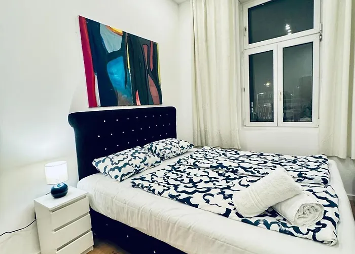 Elegant 5-bedroom Near Kaufpark Alterlaa Apartment Vienna