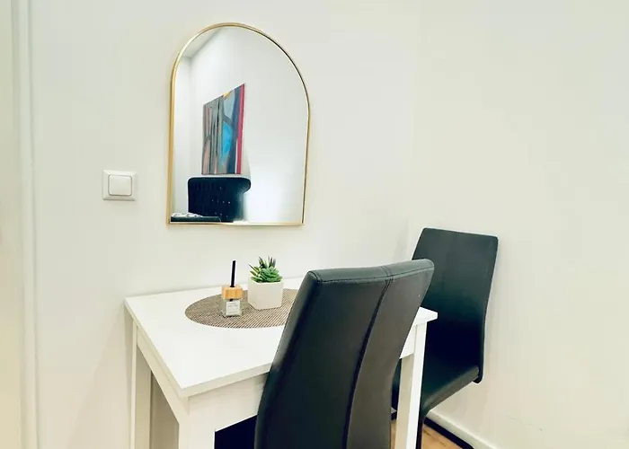 Elegant 5-bedroom Near Kaufpark Alterlaa Apartment