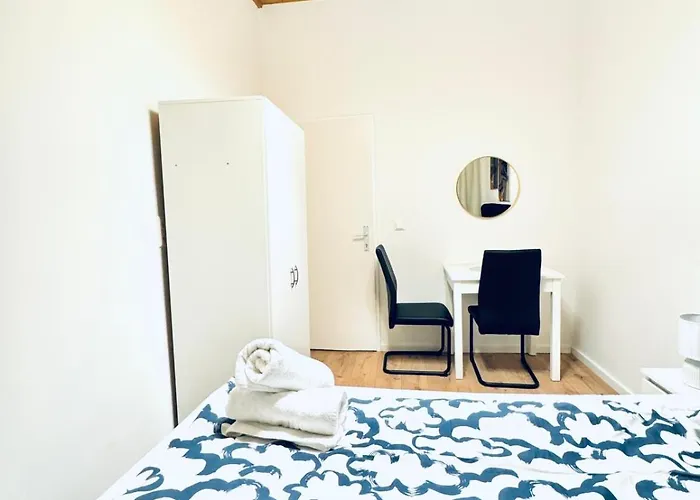 Elegant 5-bedroom Near Kaufpark Alterlaa Apartment