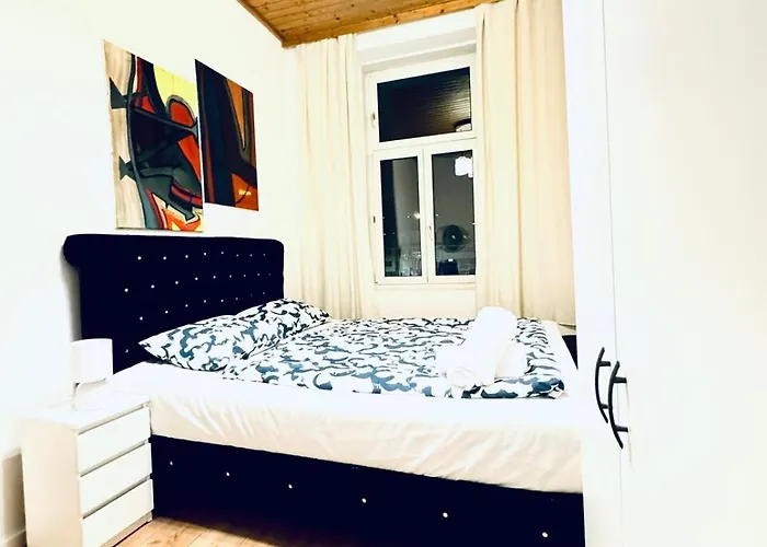 Elegant 5-bedroom Near Kaufpark Alterlaa Apartment Vienna