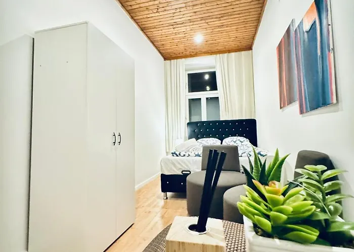 Elegant 5-bedroom Near Kaufpark Alterlaa Vienna