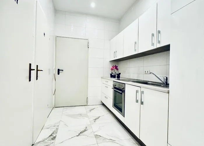 Elegant 5-bedroom Near Kaufpark Alterlaa Vienna