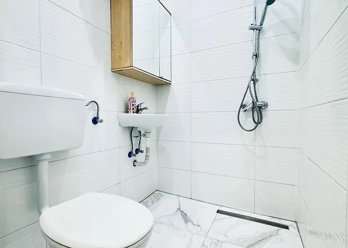 Elegant 5-bedroom Near Kaufpark Alterlaa * Vienna