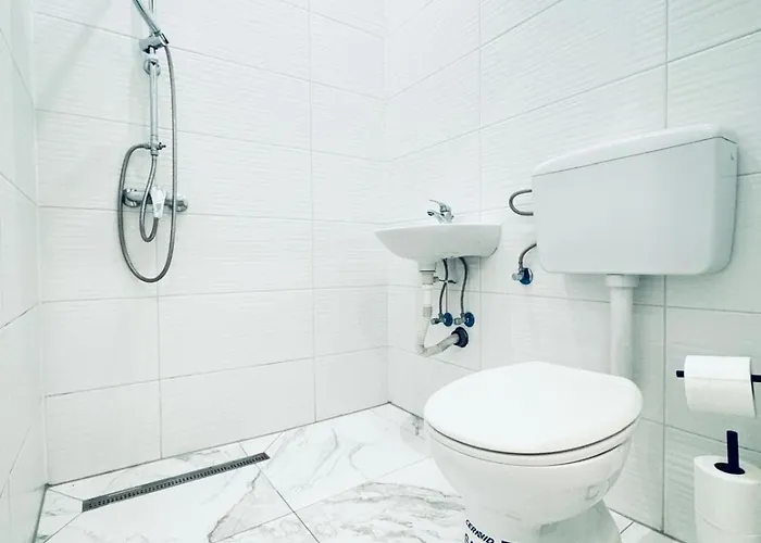 Elegant 5-bedroom Near Kaufpark Alterlaa